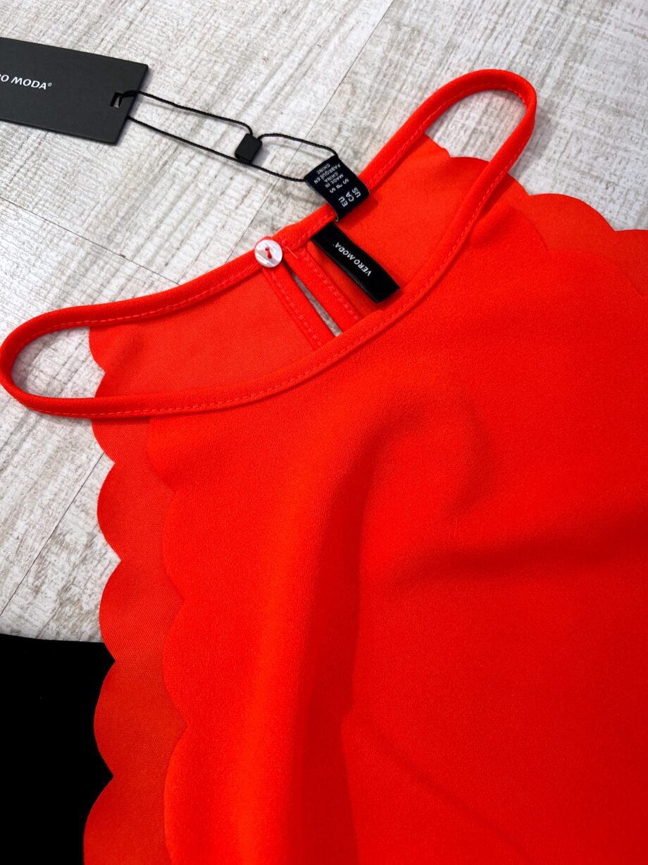 Shop Online Top crop rosso taglio ondulato Vero Moda