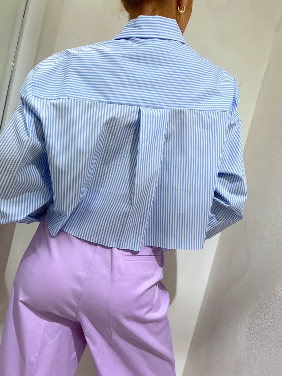 Shop Online Camicia crop over bianca a righe azzurre Vicolo