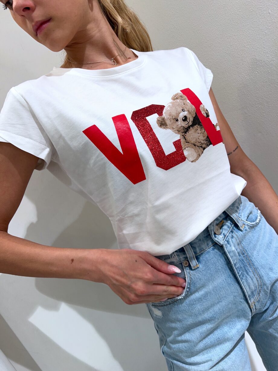 Shop Online T-shirt bianca con stampa VCL rossa e orso Vicolo