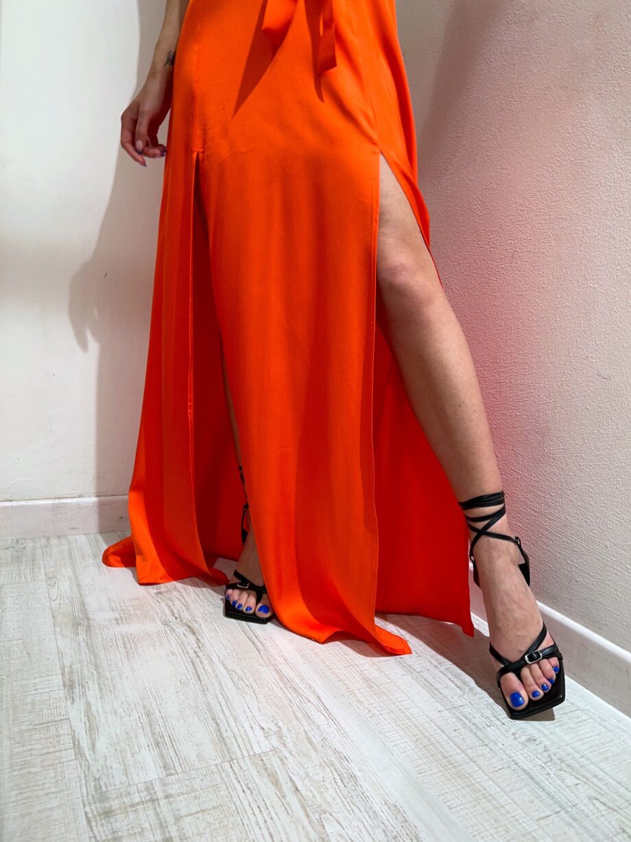 Shop Online Vestito lungo in raso arancio con spacchi Vicolo