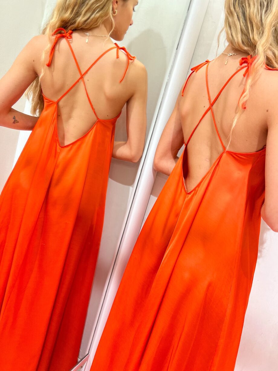 Shop Online Vestito lungo arancio in raso incrocio schiena Vicolo