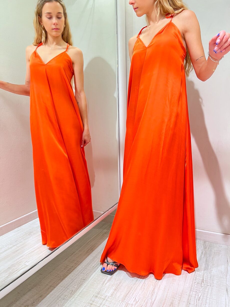 Shop Online Vestito lungo arancio in raso incrocio schiena Vicolo