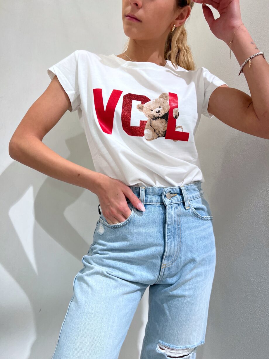 Shop Online T-shirt bianca con stampa VCL rossa e orso Vicolo