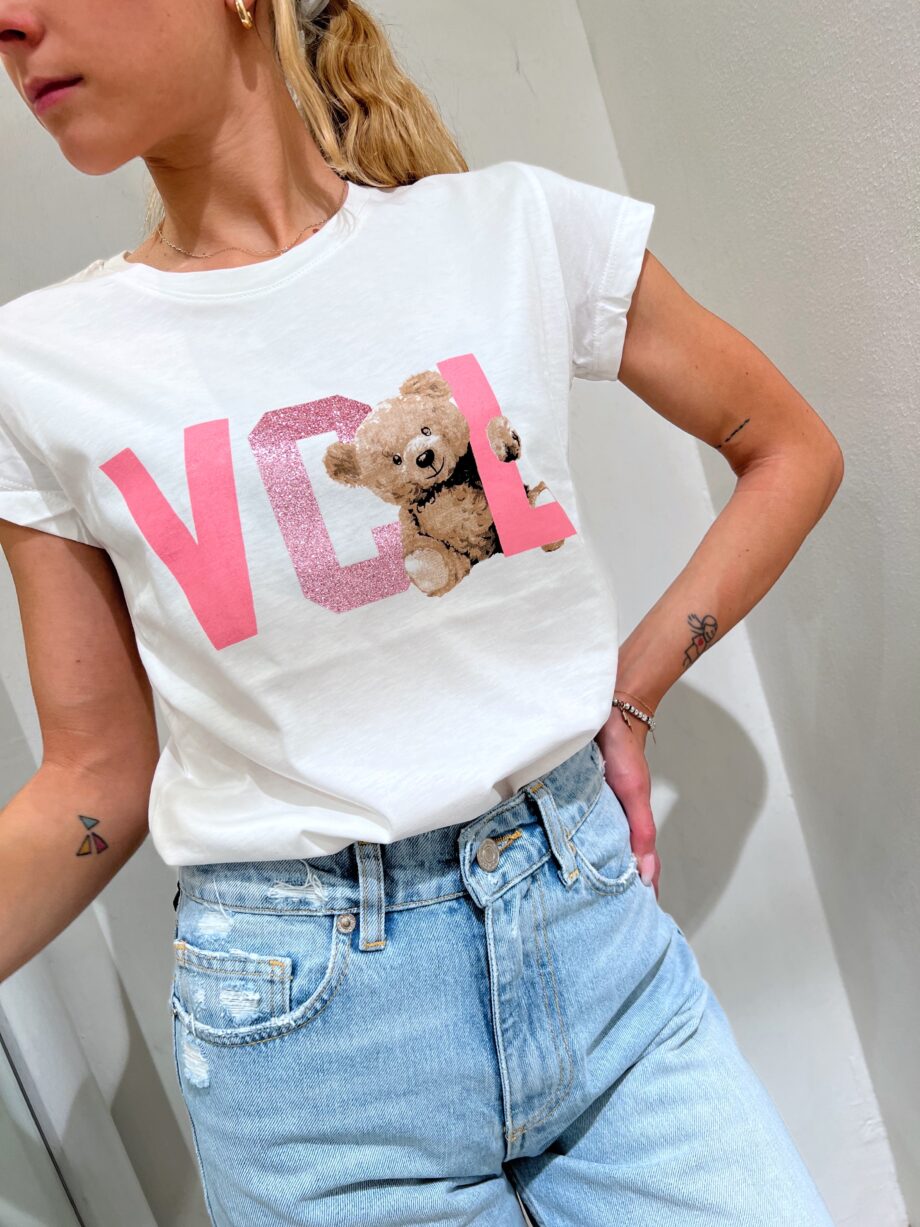 Shop Online T-shirt bianca con stampa VCL rosa e orso Vicolo