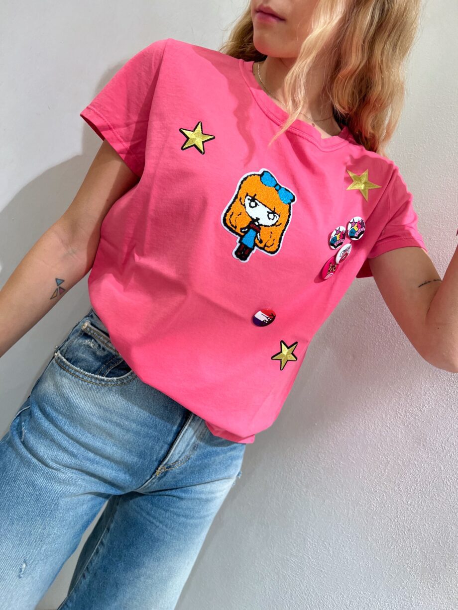 Shop Online T-shirt fucsia con patch e spille Vicolo