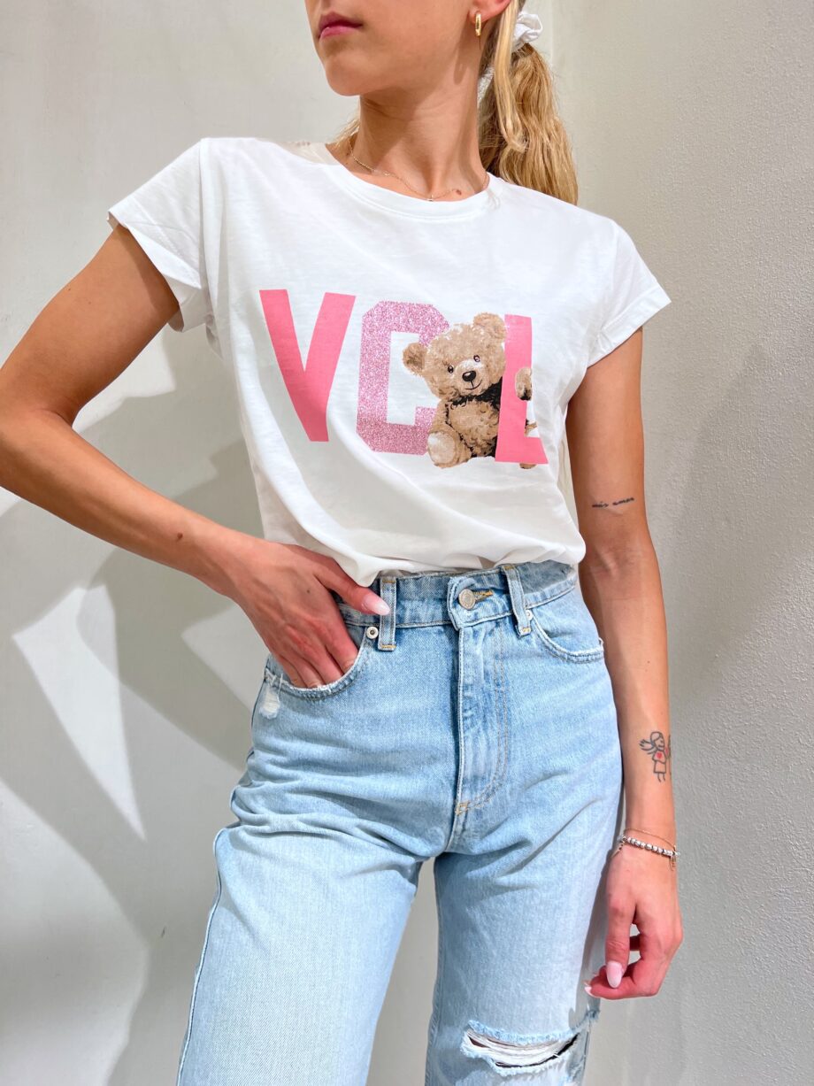 Shop Online T-shirt bianca con stampa VCL rosa e orso Vicolo