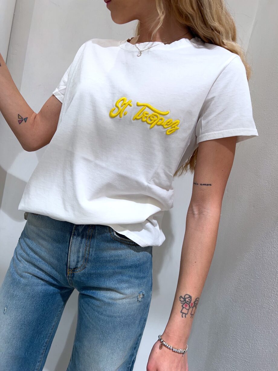 Shop Online T-shirt bianca scritta ricamo gialla Vicolo