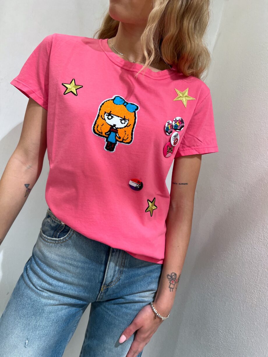 Shop Online T-shirt fucsia con patch e spille Vicolo