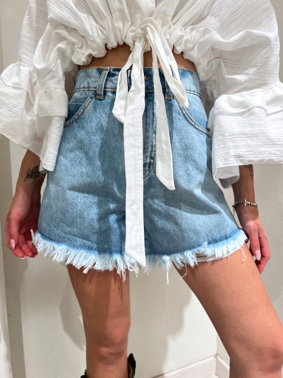 Shop Online Short in jeans chiaro sfrangiato Have One