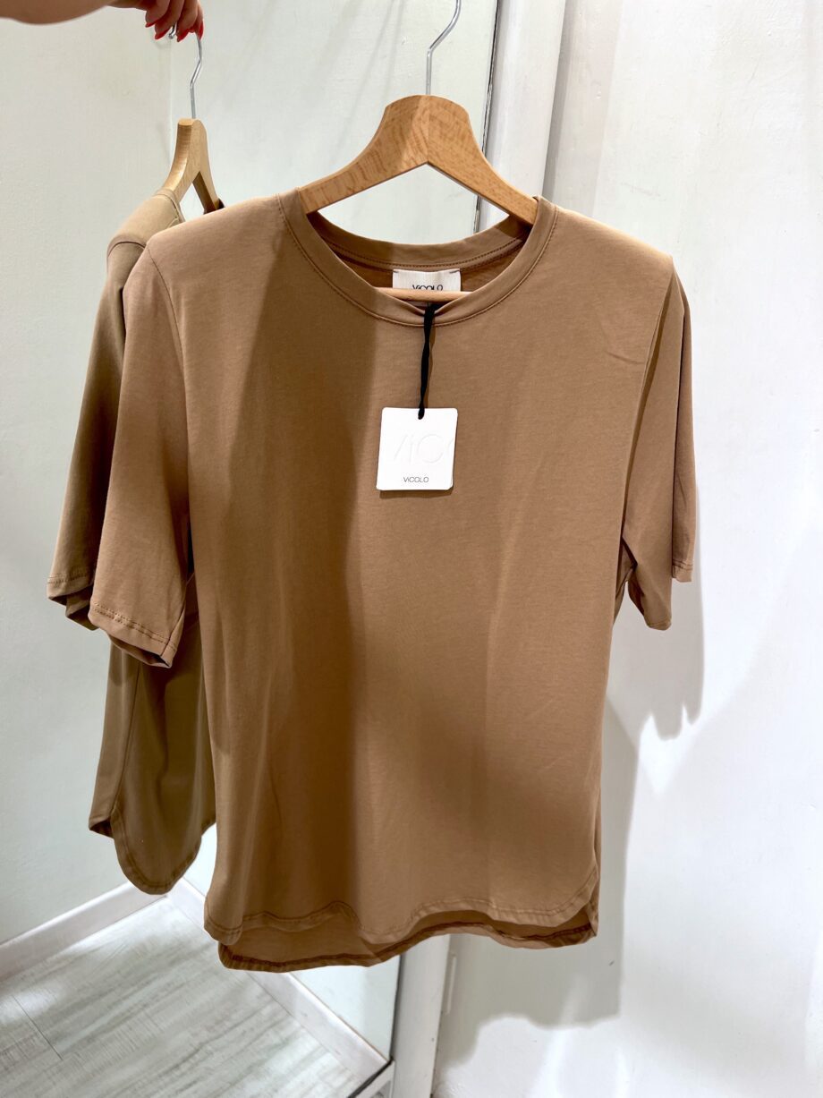 Shop Online T-shirt over con spalline beige Vicolo