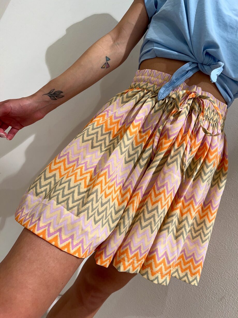 Shop Online Short volant fantasia arancio e lilla Vero Moda