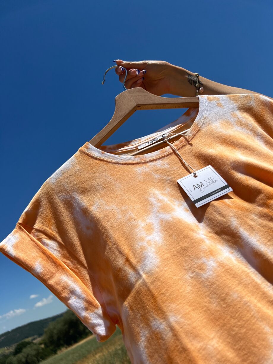 Shop Online T-shirt tie dye corta arancione HERE I AM