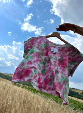 Shop Online T-shirt tie dye corta fucsia e arancio HERE I AM