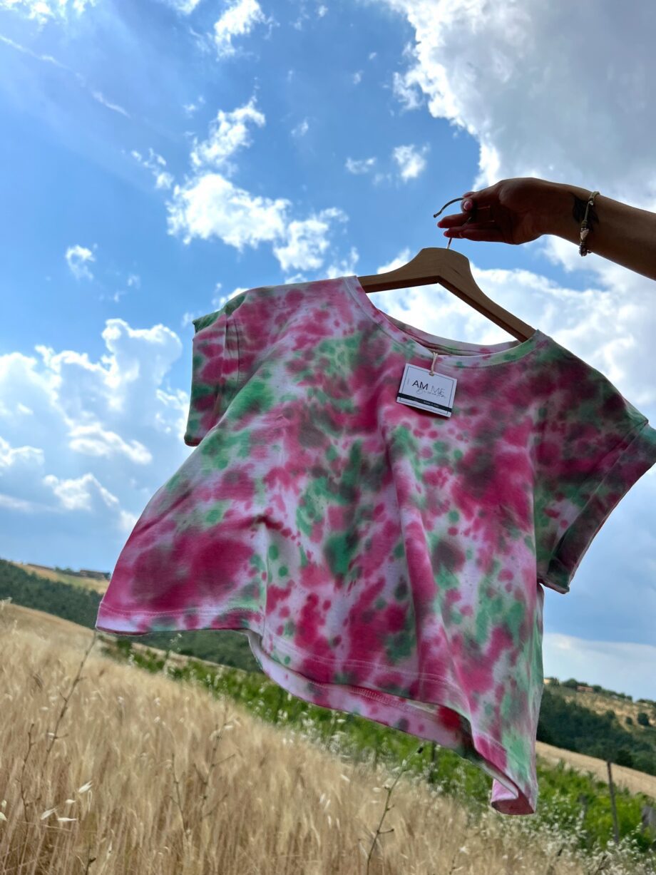 Shop Online T-shirt tie dye corta fucsia e arancio HERE I AM