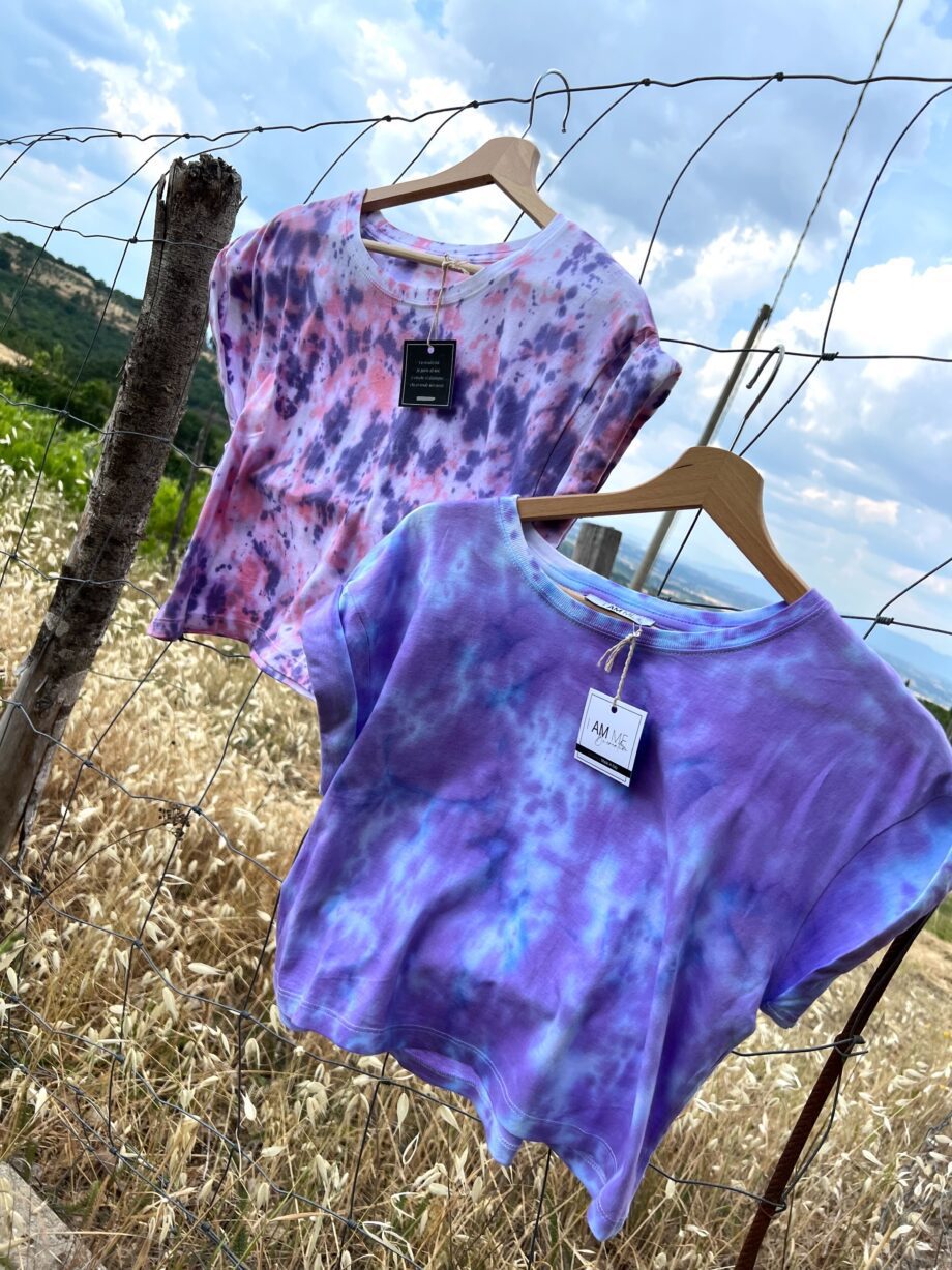 Shop Online T-shirt tie dye corta viola e rosa HERE I AM