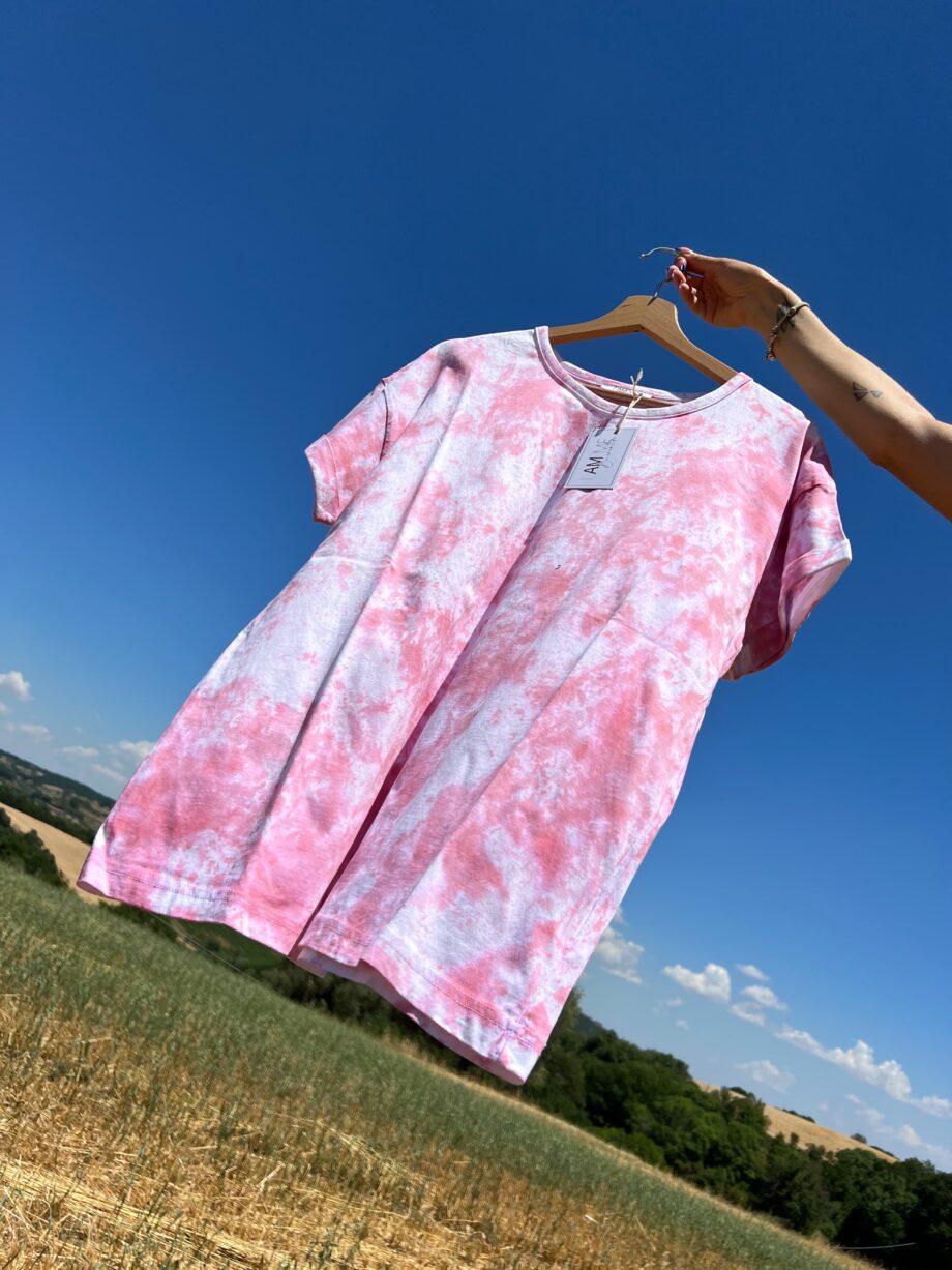 Shop Online T-shirt tie dye lunga rosa HERE I AM