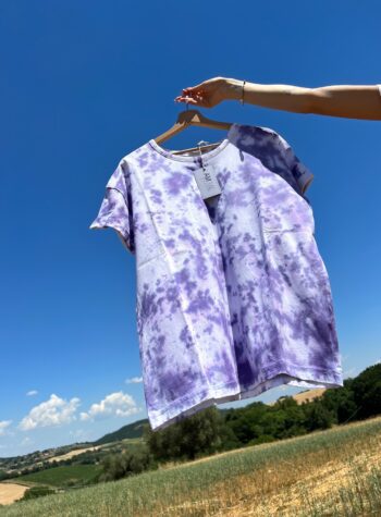 Shop Online T-shirt tie dye lunga viola HERE I AM