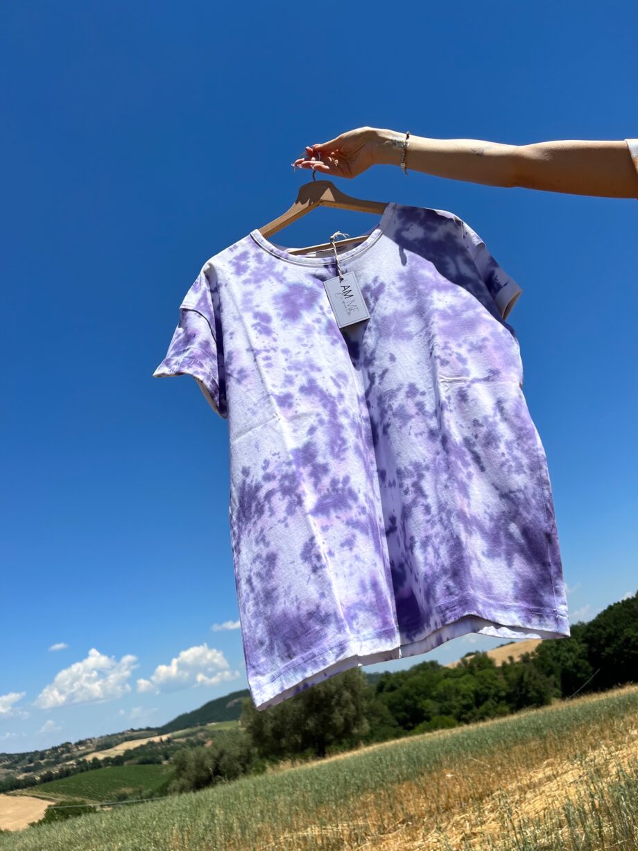 Shop Online T-shirt tie dye lunga viola HERE I AM