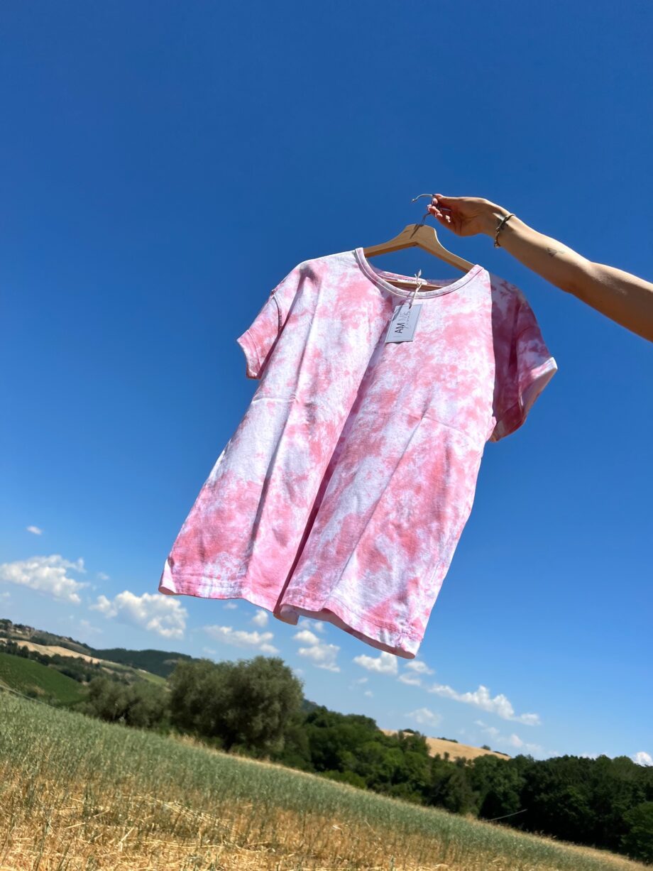 Shop Online T-shirt tie dye lunga rosa HERE I AM
