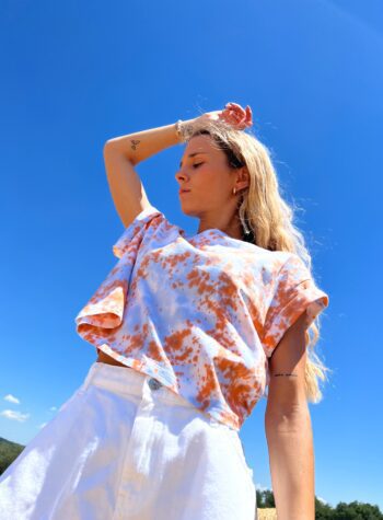 Shop Online T-shirt tie dye corta azzurra e arancio HERE I AM