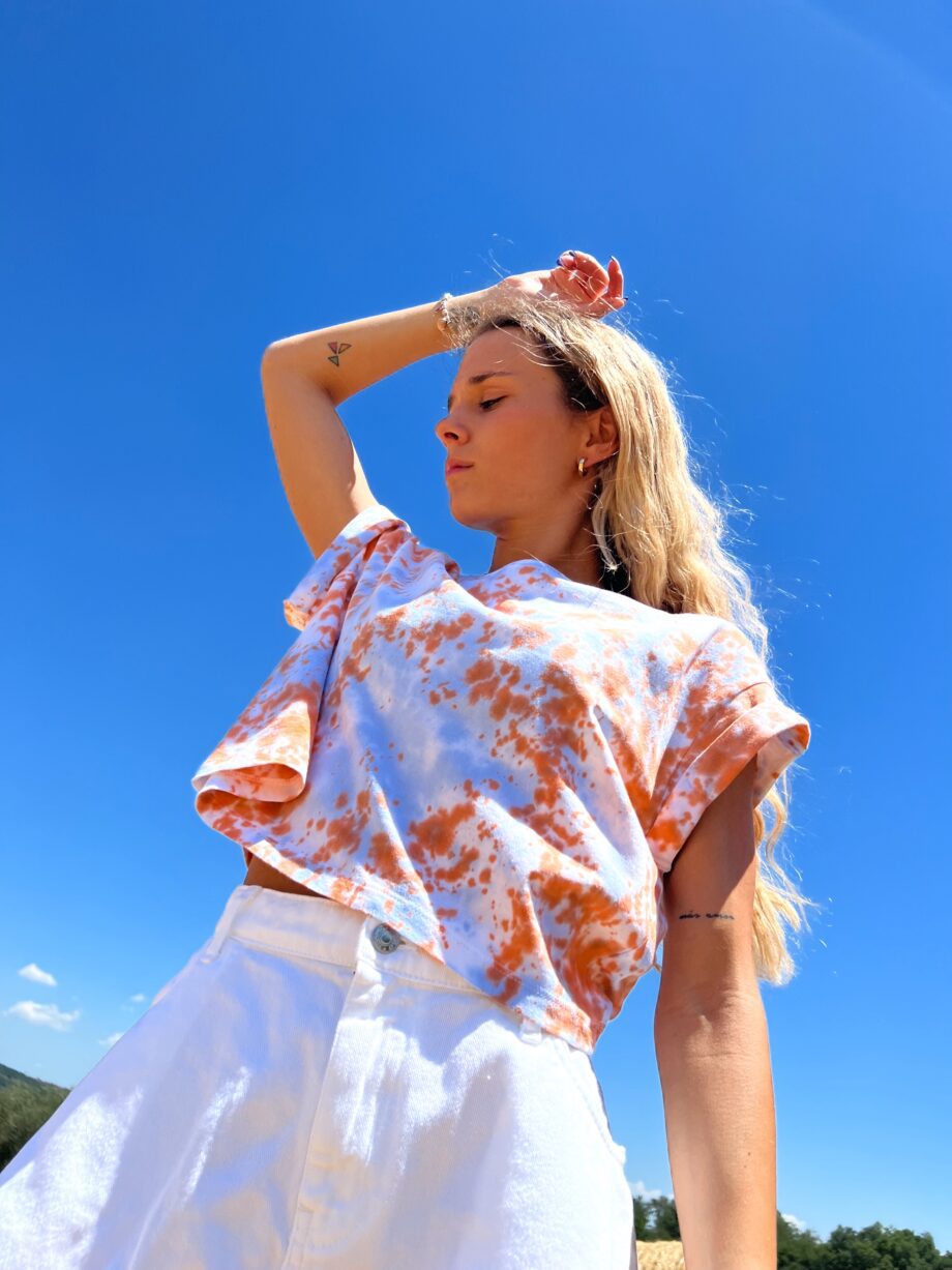 Shop Online T-shirt tie dye corta azzurra e arancio HERE I AM