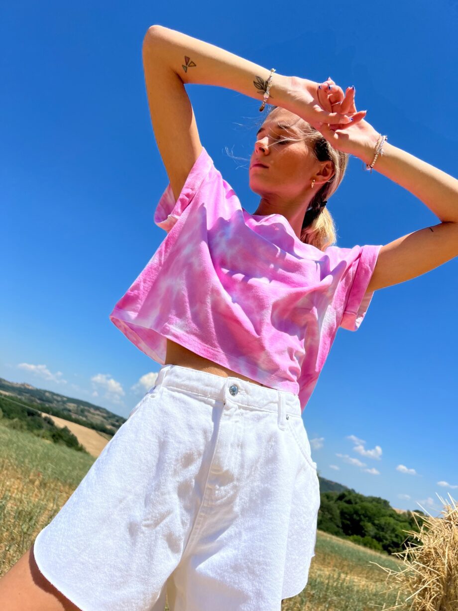 Shop Online T-shirt tie dye corta fucsia HERE I AM