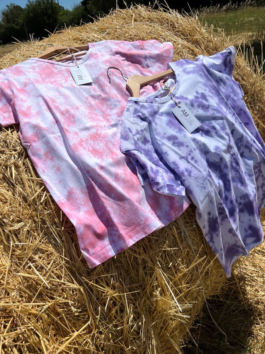 Shop Online T-shirt tie dye lunga viola HERE I AM