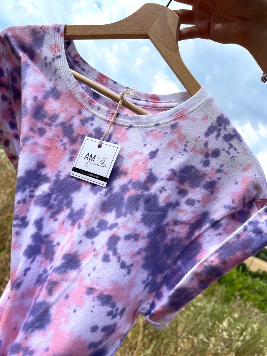 Shop Online T-shirt tie dye corta viola e rosa HERE I AM