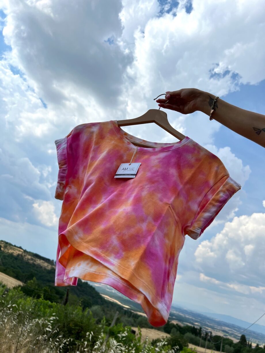 Shop Online T-shirt tie dye corta rossa HERE I AM