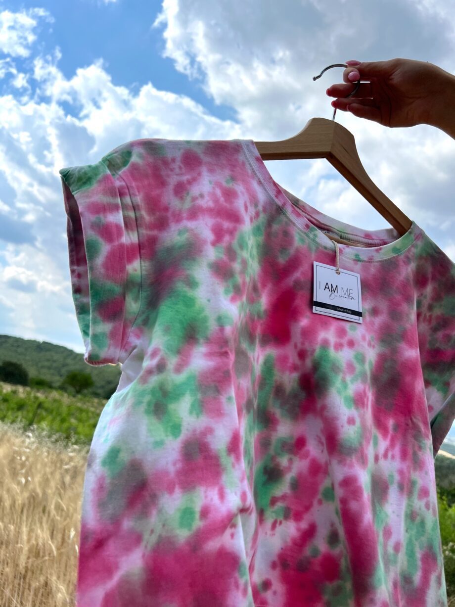 Shop Online T-shirt tie dye corta fucsia e arancio HERE I AM