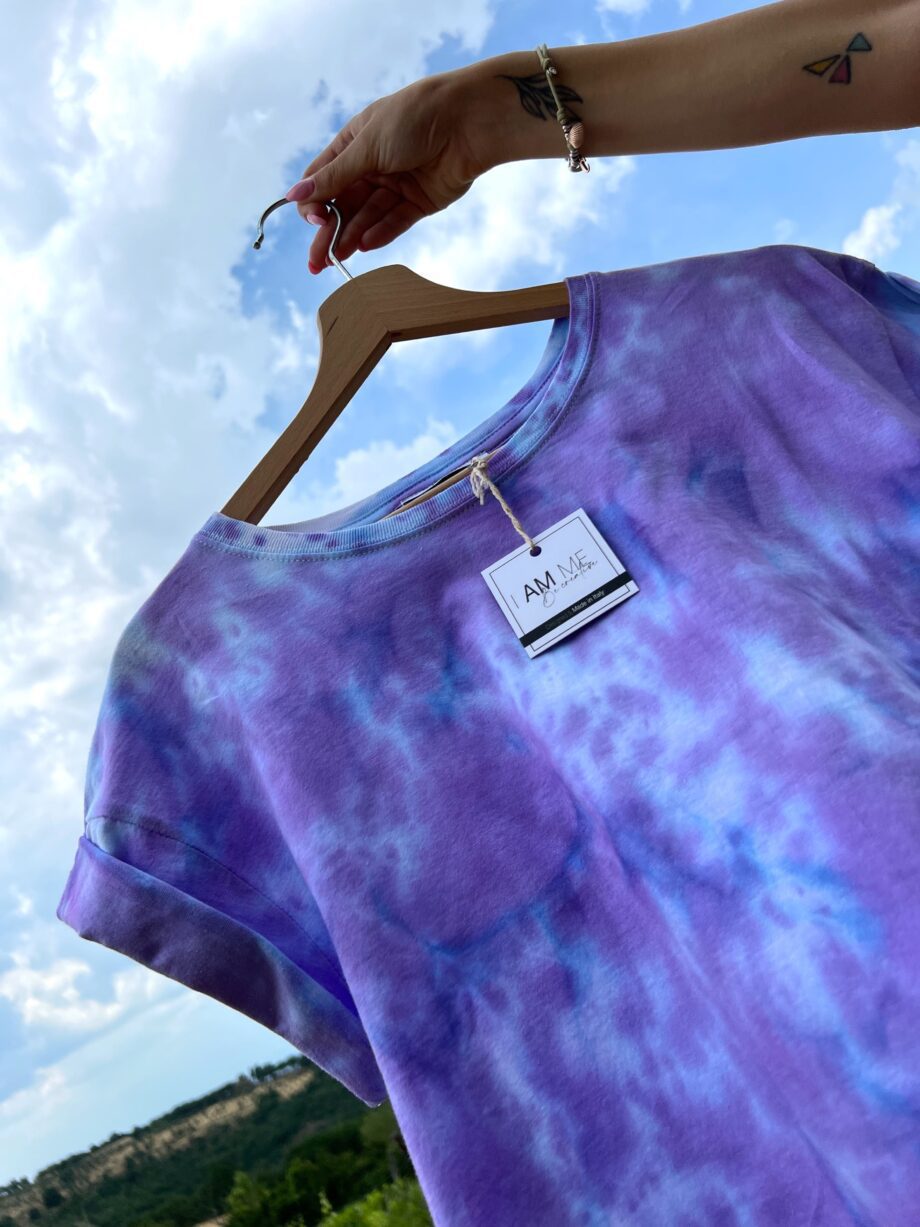 Shop Online T-shirt tie dye corta azzurra e viola HERE I AM