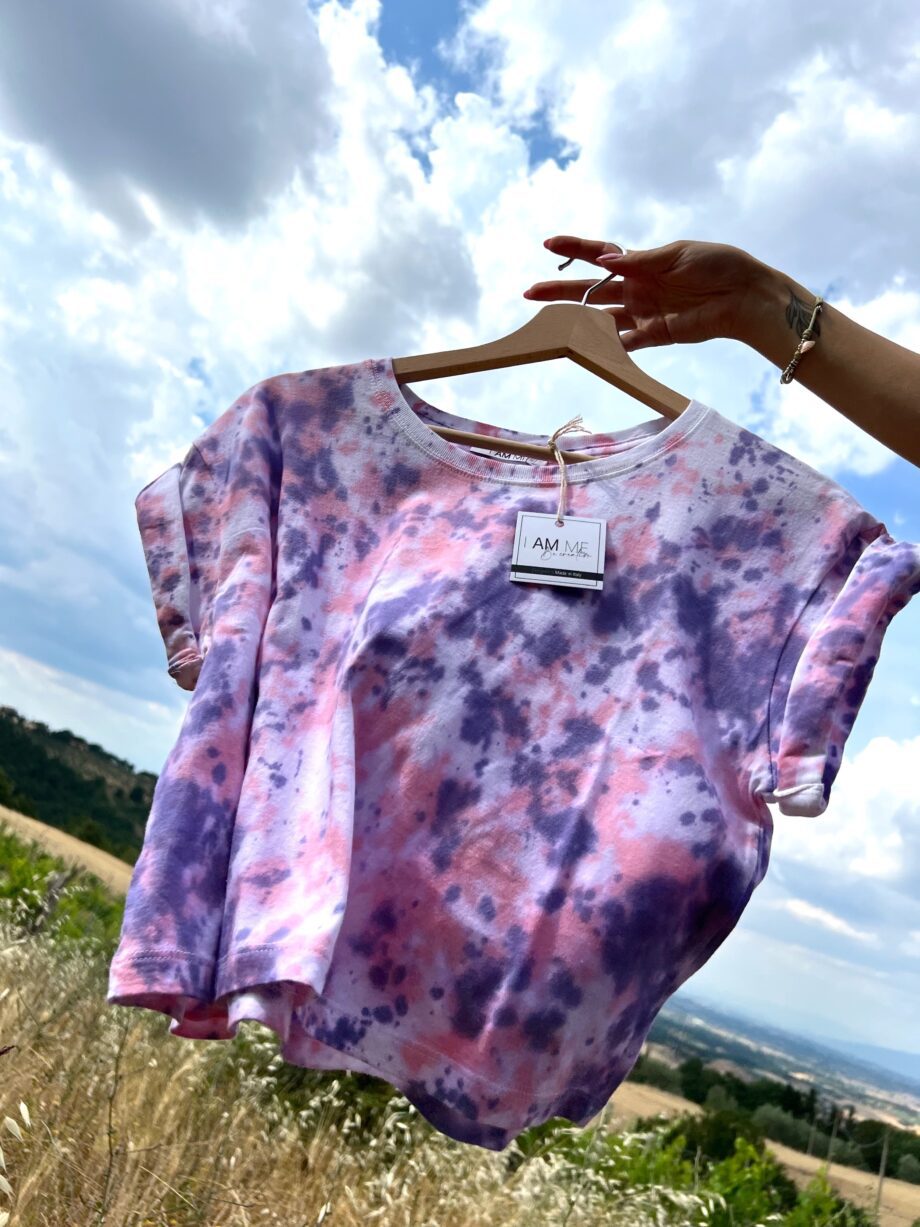 Shop Online T-shirt tie dye corta viola e rosa HERE I AM