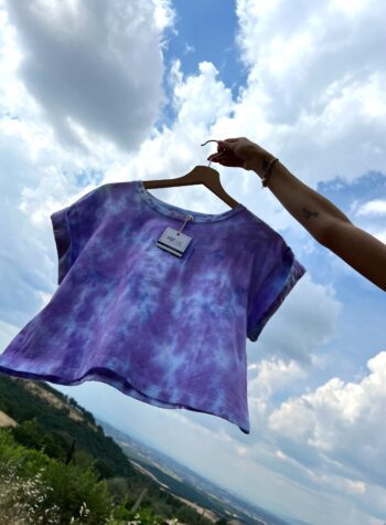Shop Online T-shirt tie dye corta azzurra e viola I AM ME