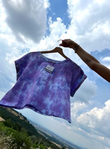 Shop Online T-shirt tie dye corta azzurra e viola HERE I AM