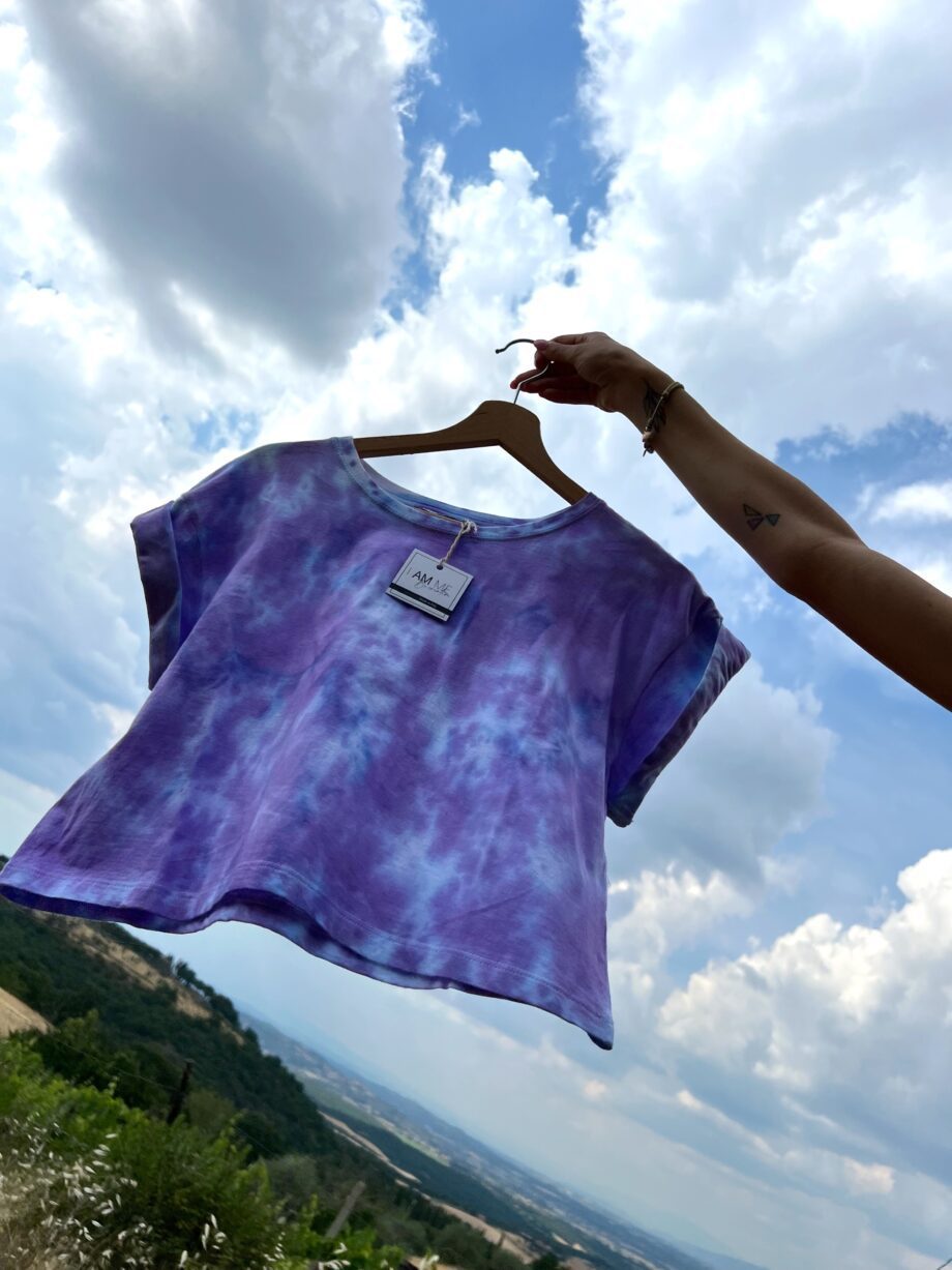 Shop Online T-shirt tie dye corta azzurra e viola HERE I AM