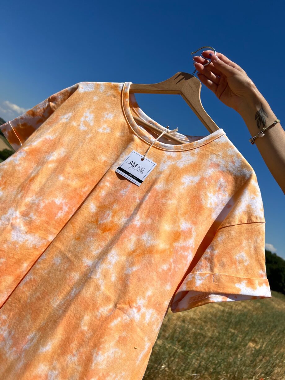 Shop Online T-shirt tie dye lunga arancio HERE I AM