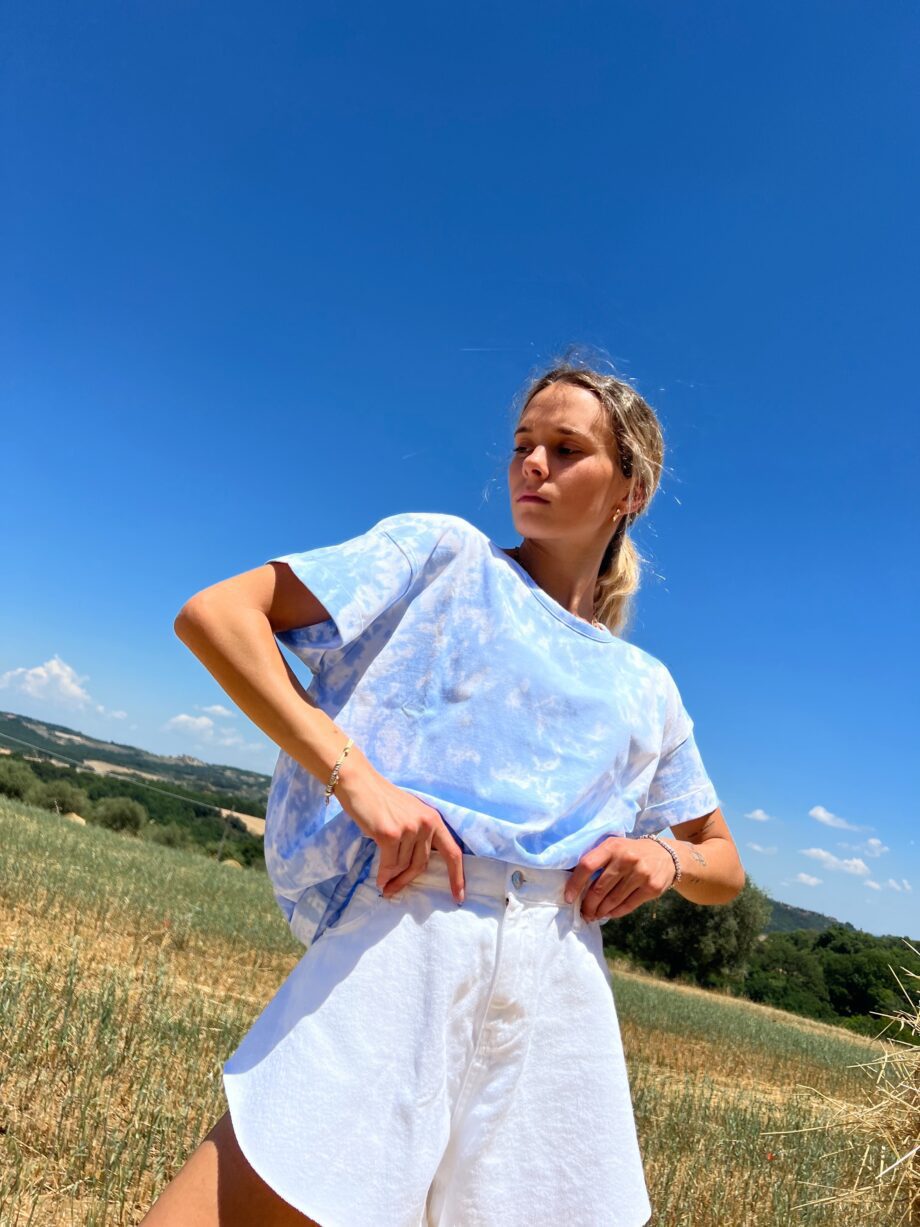 Shop Online T-shirt tie dye lunga azzurra HERE I AM