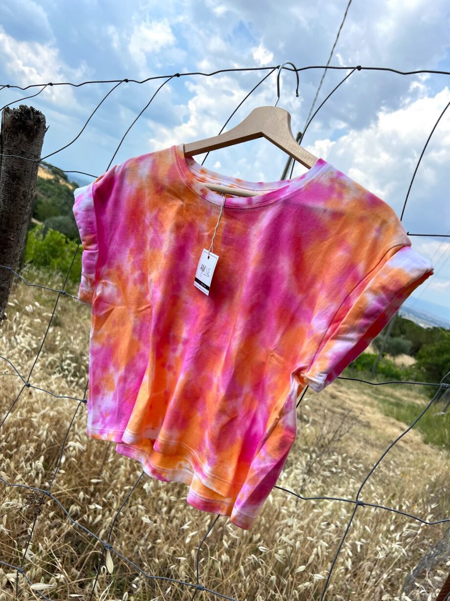 Shop Online T-shirt tie dye corta rossa HERE I AM