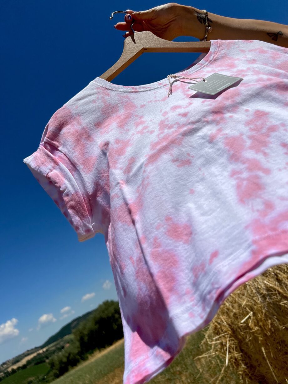 Shop Online T-shirt tie dye corta rosa HERE I AM