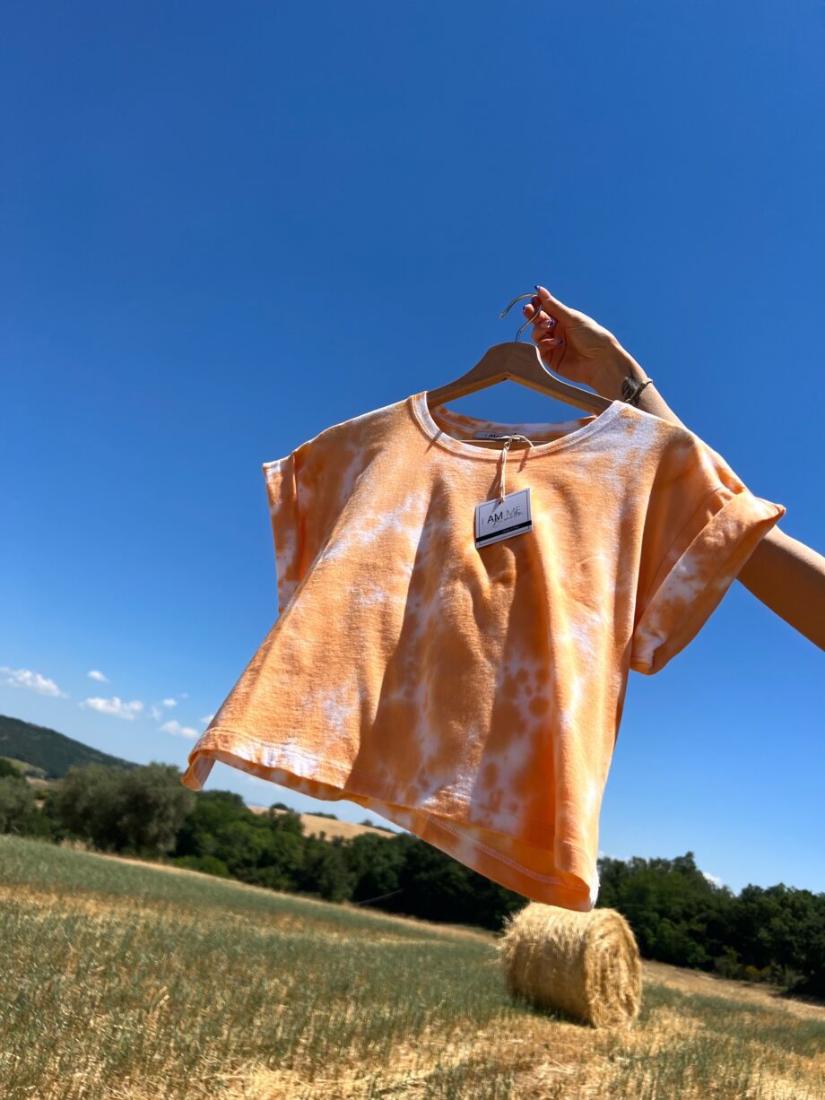 Shop Online T-shirt tie dye corta arancione HERE I AM