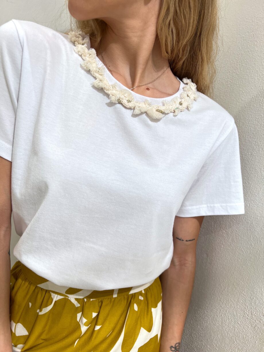 Shop Online T-shirt bianca con collana corda Have One