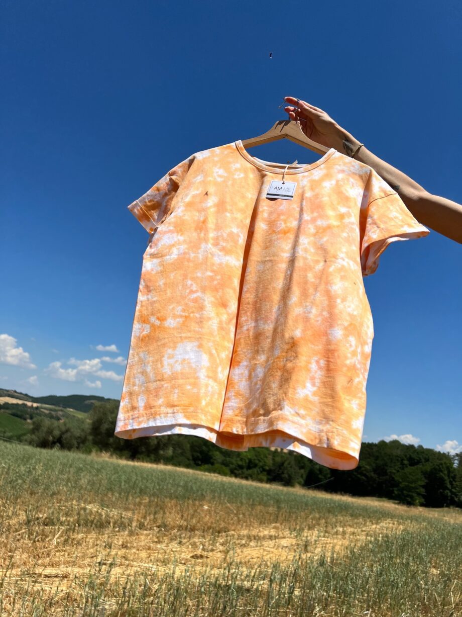 Shop Online T-shirt tie dye lunga arancio HERE I AM