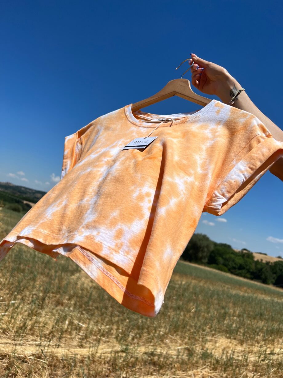 Shop Online T-shirt tie dye corta arancione HERE I AM