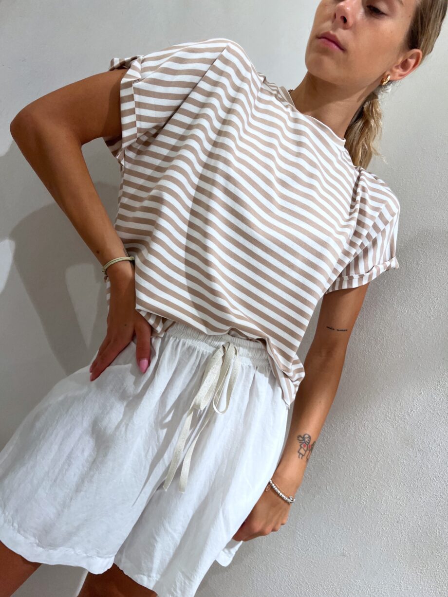 Shop Online T-shirt a righe bianca e beige in viscosa Have One