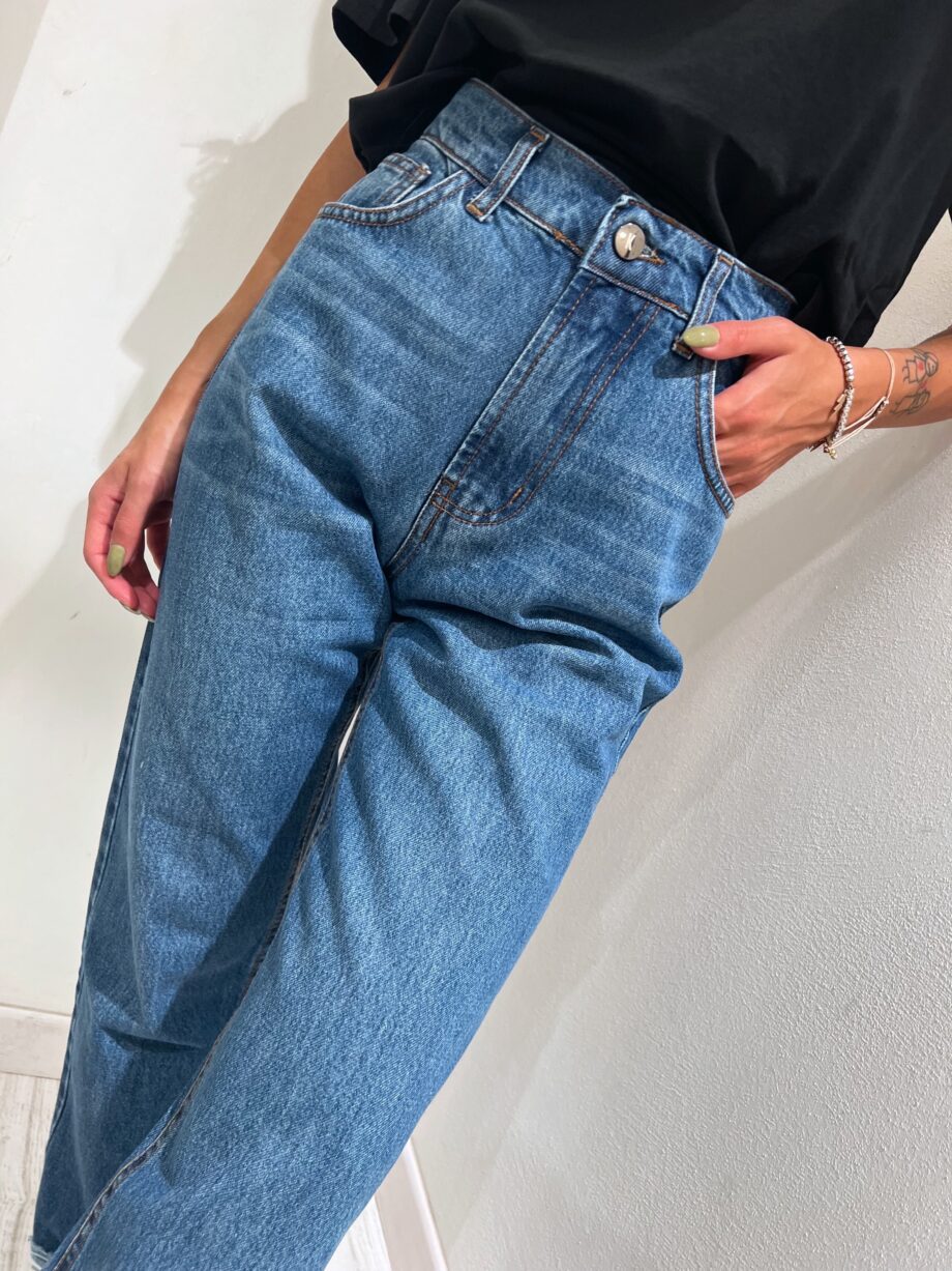 Shop Online Jeans chiaro morbido con rotture Kontatto