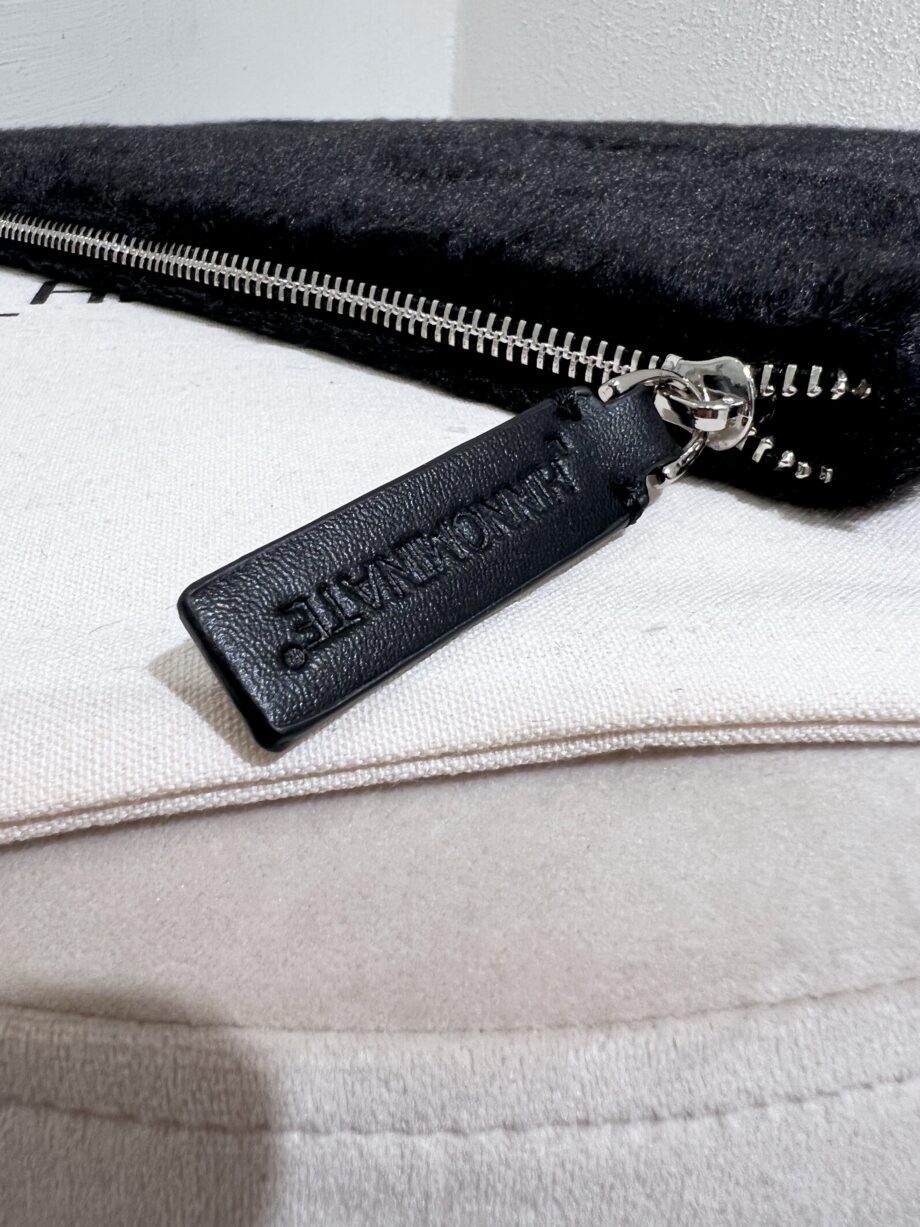 Shop Online Pochette nera con pelo e logo Hinnominate