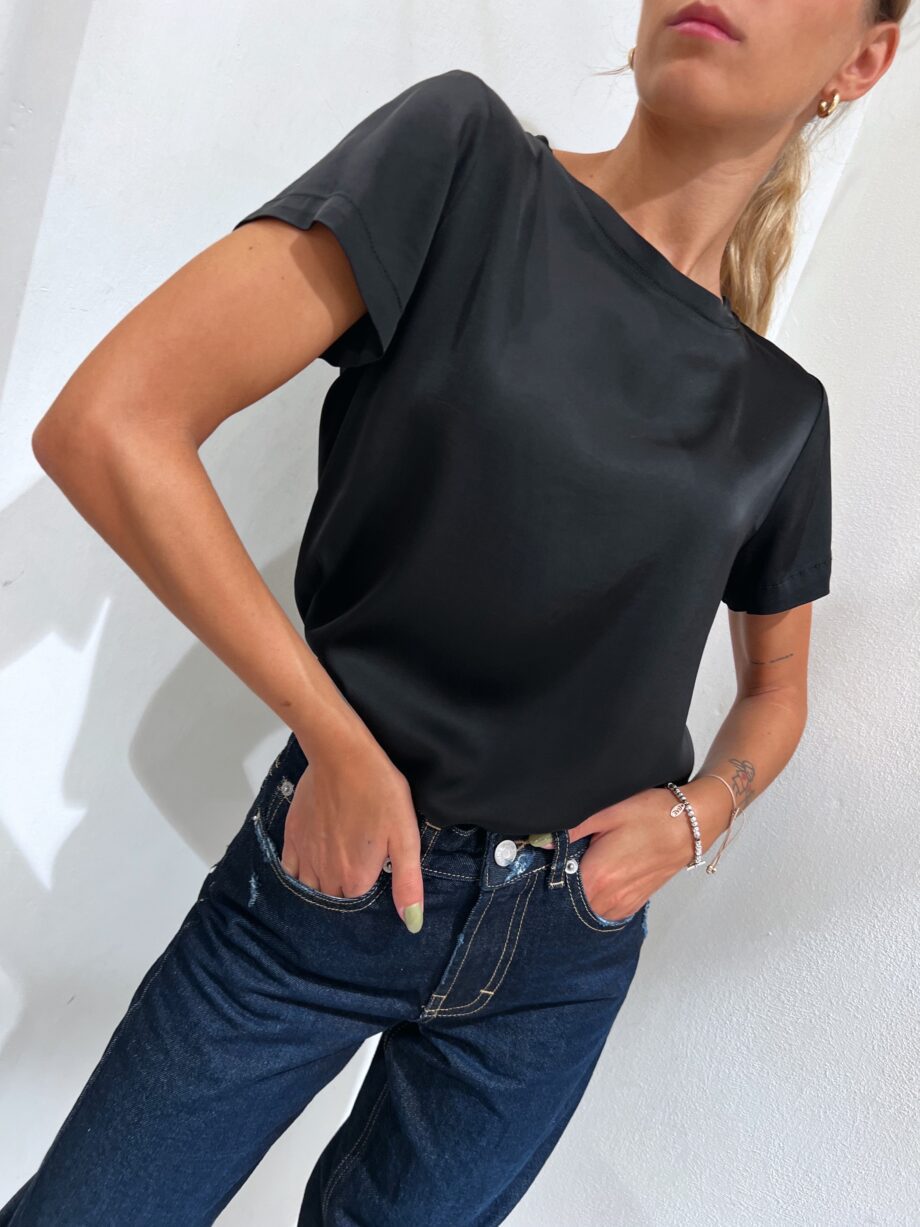 Shop Online T-shirt girocollo nera in viscosa Have One