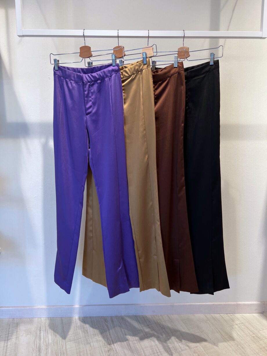 Shop Online Pantalone in raso nero a zampa con spacco The Lulù