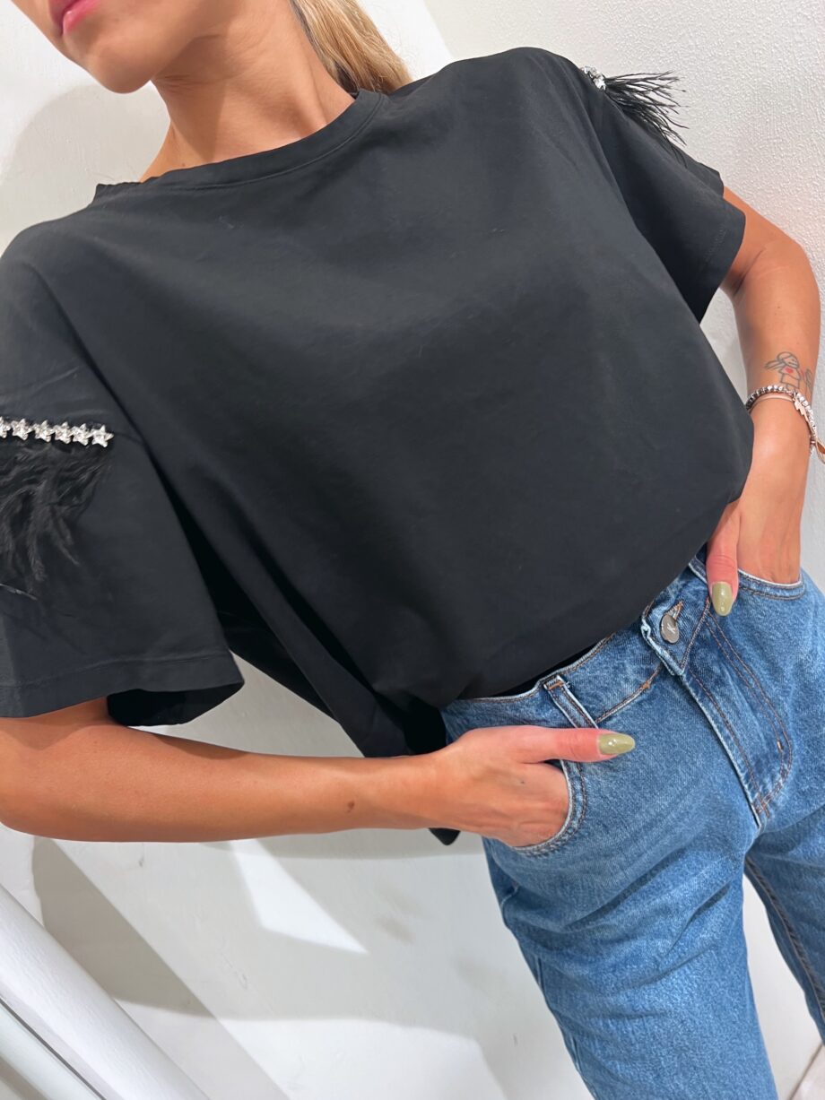 Shop Online T-shirt nera con piume e strass Kontatto