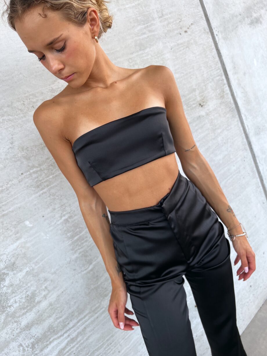 Shop Online Top a fascia in raso nera The Lulù